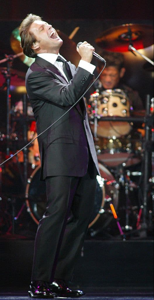 “Por Debajo de la Mesa” es una canción que popularizó Luis Miguel con su voz en 1997. La canción recibió un Premio Latino de Broadcast Music, Inc., por su composición.