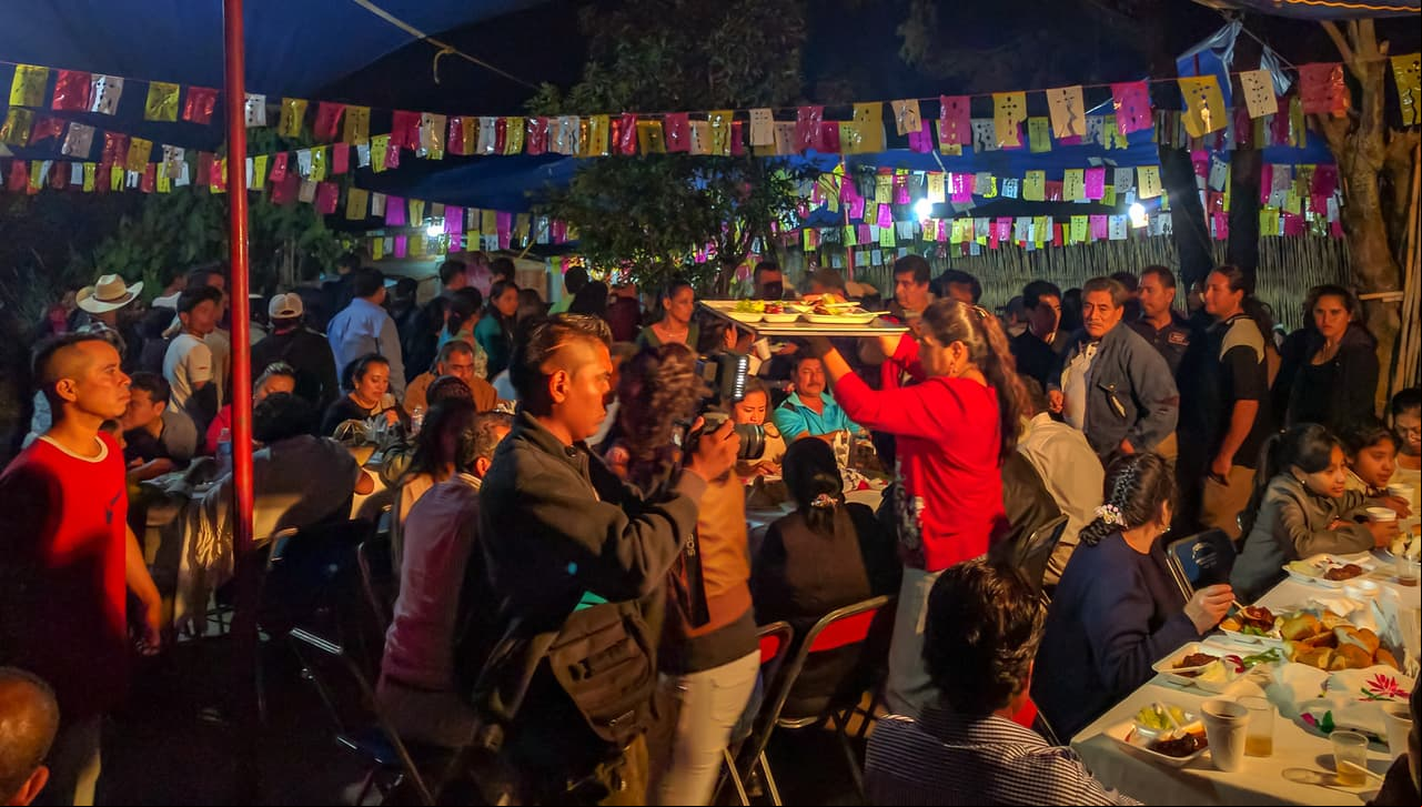 El pozole, los chiles en nogada y el tequila no pueden faltar en tu fiesta mexicana