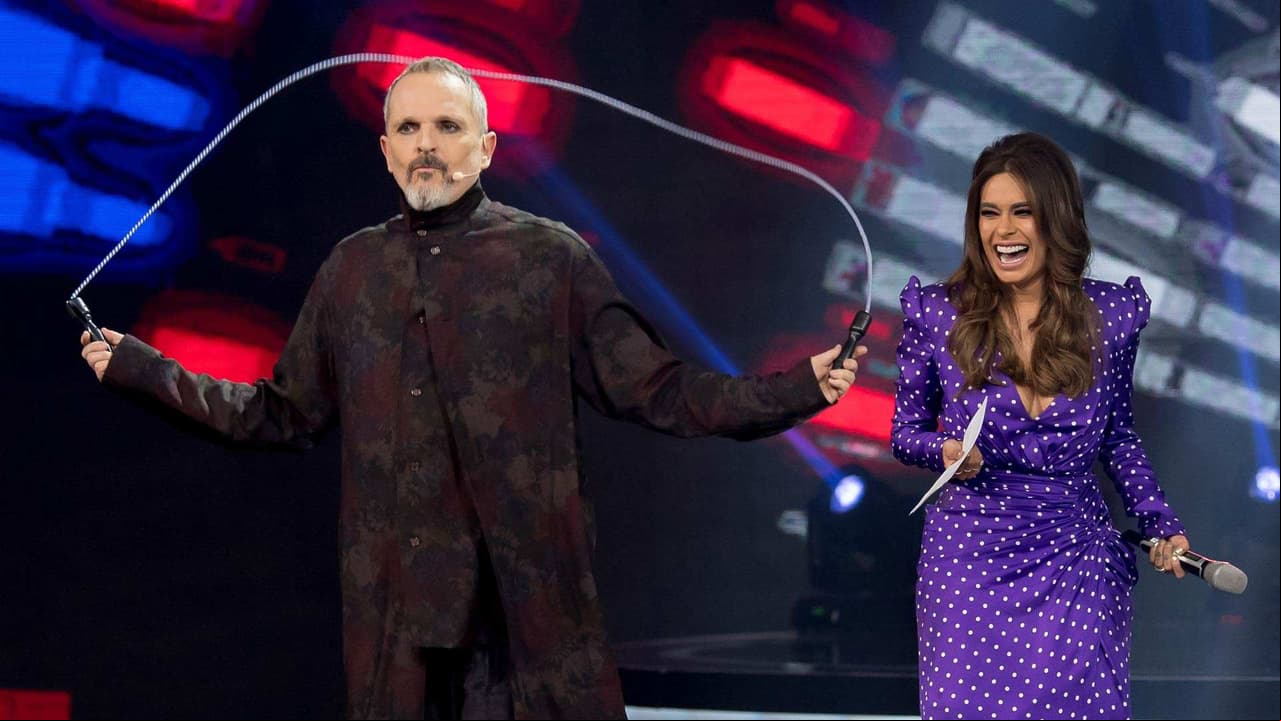Miguel Bosé brinca la cuerda al ritmo del mariachi loco