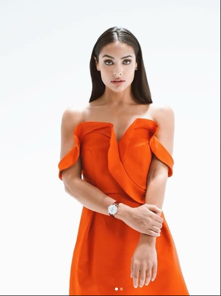 Renata cuida hasta el más mínimo detalle de su look y eso incluye a los rios, en esta ocasión destacó su reloj suizo de la firma Mido. Elegante y juvenil es como luce la estrella en esta imagen.