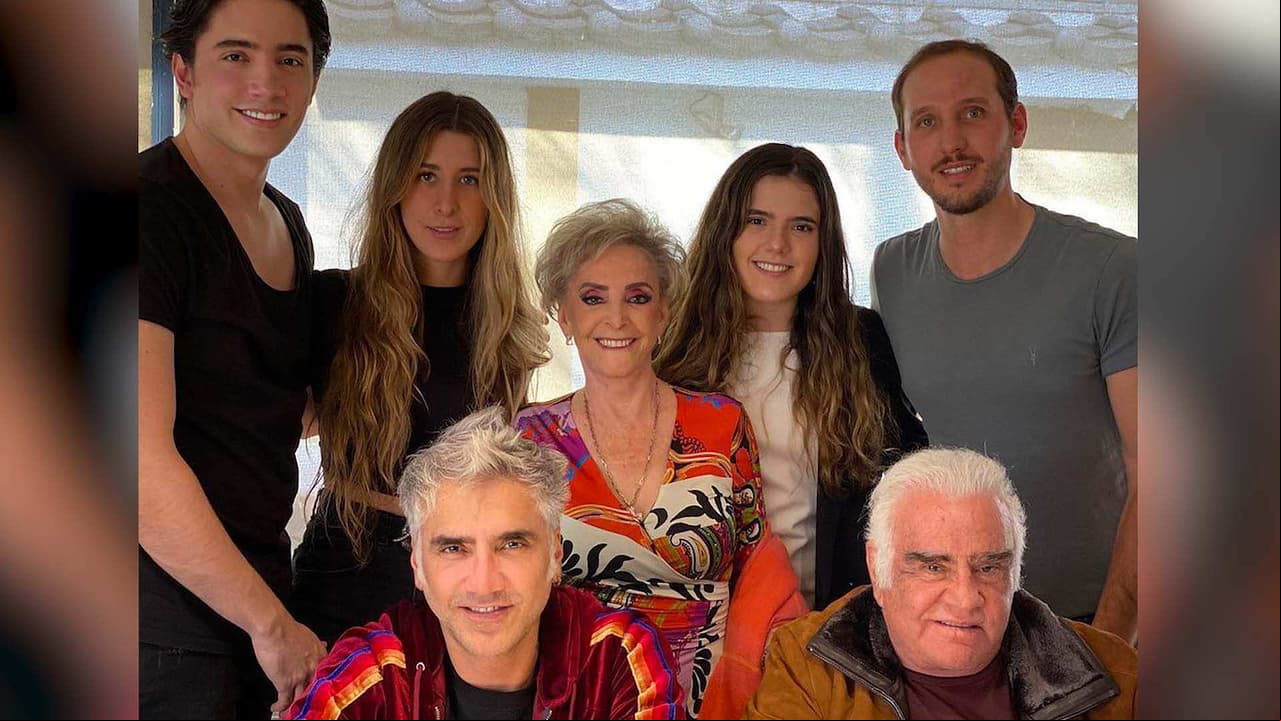 Hijos de Alejandro Fernández rompen en llanto ante el féretro de su abuelo Vicente Fernández