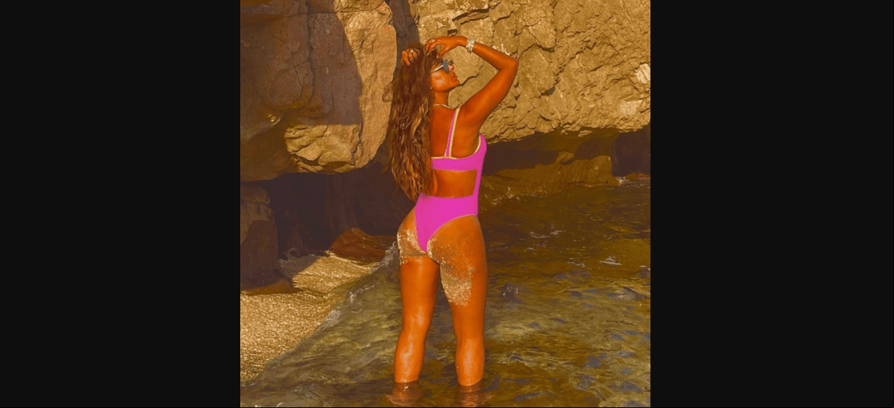 Fue a través de su cuenta oficial de Instagram que la conductora compartió varias fotografías en las que demostró que se convirtió en toda una Barbie al lucir un arriesgado atuendo frente a las paradisiacas playas de Baja California Sur.