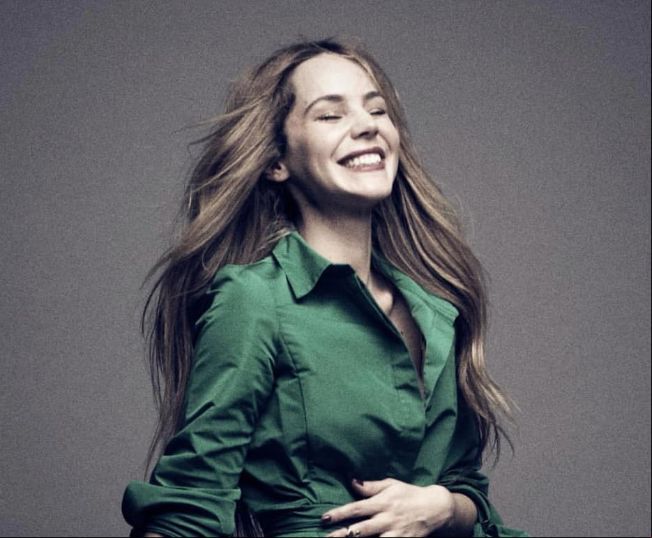 Camila Sodi enamora con sensual figura en bikini