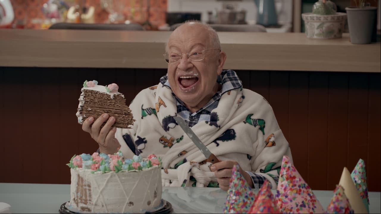 Al abuelo no le importa y termina comiéndose el pastel de cartón.