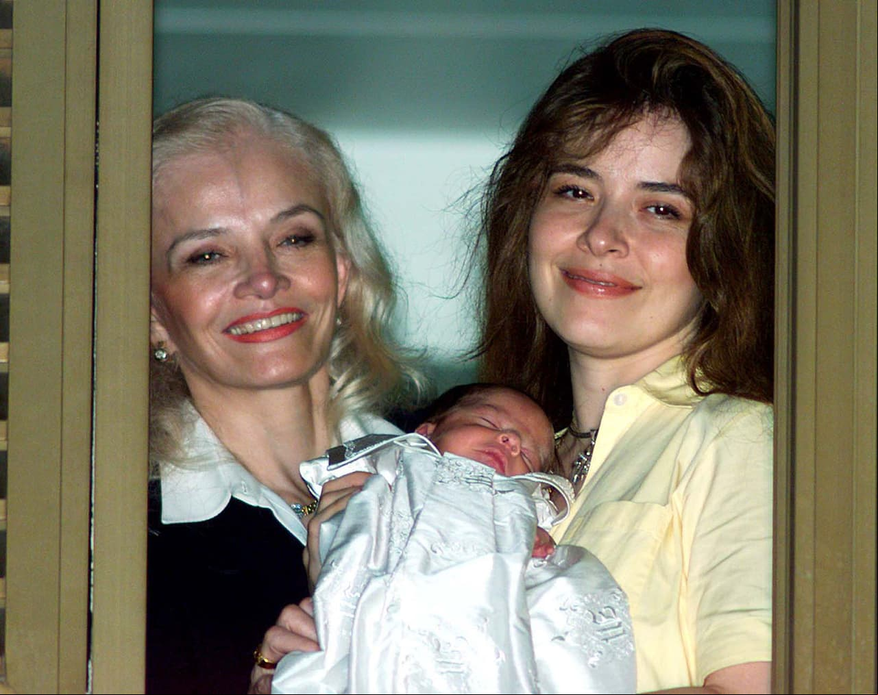 Gloria Ruíz, madre de Trevi, visitó a su hija detenida en Brasil al enterarse de su alumbramiento en 2002.