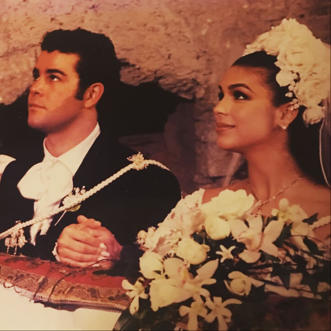 Los actores decidieron dar el siguiente paso en su relación y el 25 de junio de 1994 llegaron al altar en la hacienda de Chiconcuac, ubicada en el estado de Morelos.