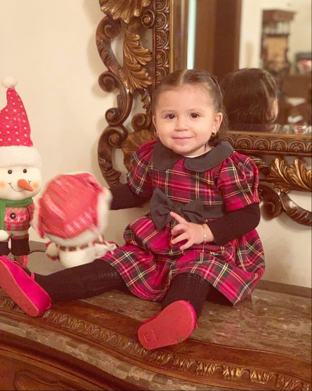Desde su nacimiento hasta la fecha, la nena aparece mayormente luciendo outfits de acuerdo a cada ocasión: para Navidad, Halloween, cumpleaños, entre otros.