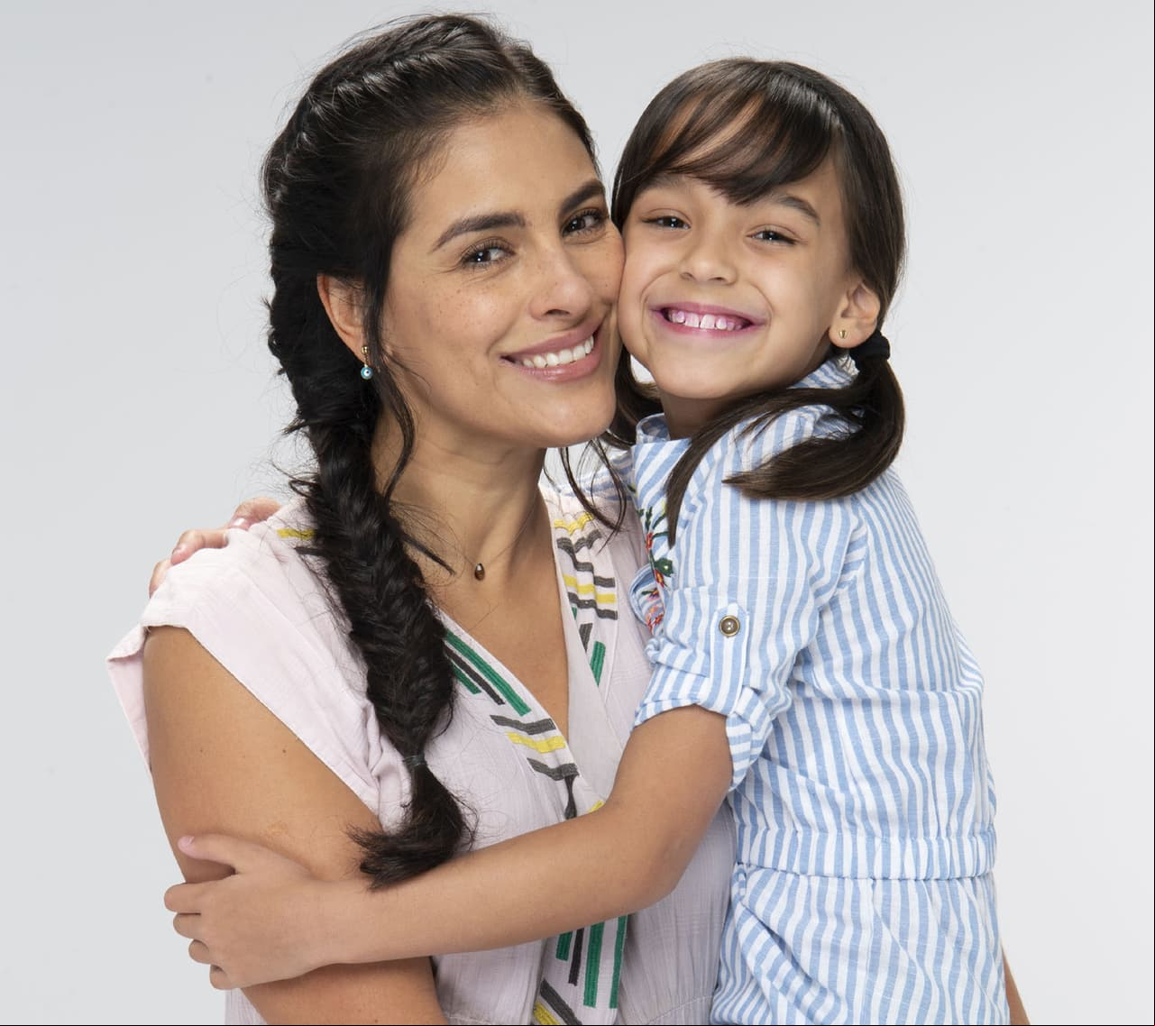 "Mariana" (Liz Gallardo) es madre de "Xochitl" y está casada con "Aurelio"