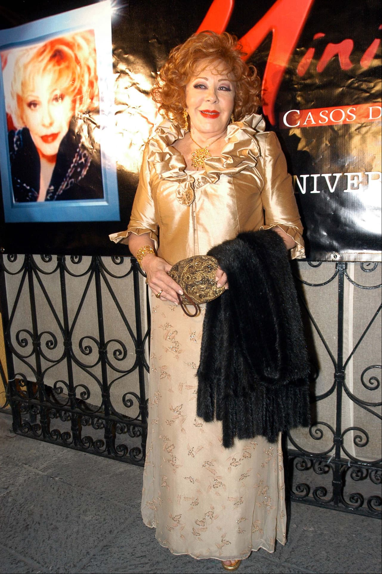 Seamos honestos, ¡¿quién es capaz de lucir el color dorado así de bien?! Sólo Silvia. Este outfit lo usó en el vigésimo segundo aniversario de su programa "Mujer Casos de la Vida Real" en febrero de 2007, y nos encanta porque, sin salirse de los sets de dos piezas que tanto le gusta usar, se atrevió a ir más allá. Además, fue una excelente elección para ser el centro de atención esa noche, como debía de ser.