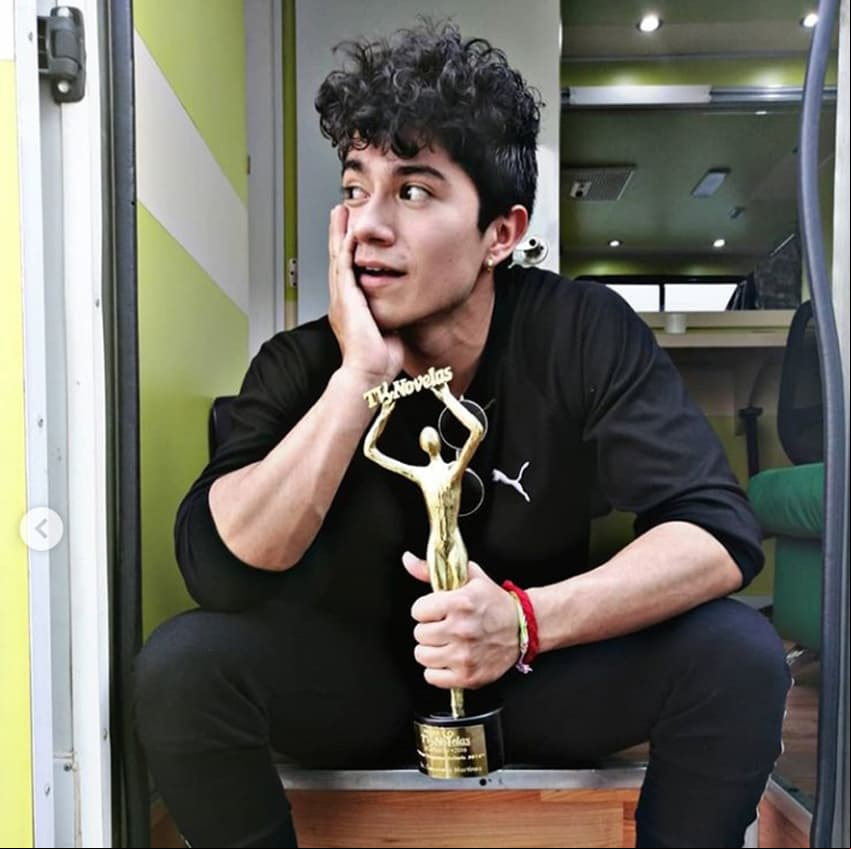 “Un día le dije a mi mamá: ‘Algún día plasmaré mis huellas en Plaza de las estrellas, te lo prometo’ y lo cumplí. Hoy te digo má: ‘Algún día voy a tener mi premio TVyNovelas, te lo prometo’. Este es un TVyNovelas real, pesa y todo, es el que se ganó la producción de ‘Como dice el dicho’ como mejor programa unitario”, expresó el actor el pasado 20 de febrero en su cuenta de Instagram.