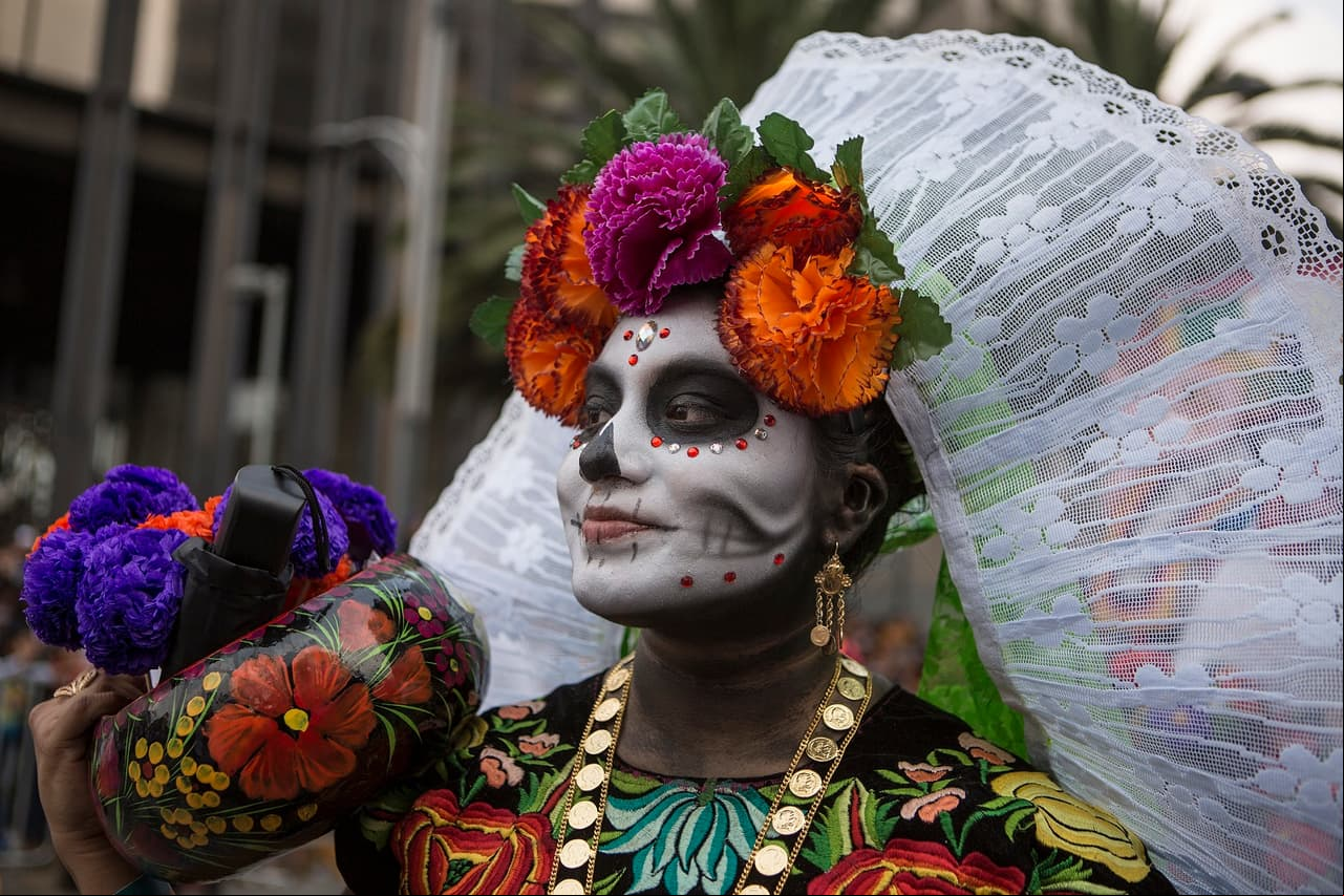 El Desfile Internacional de Día de Muertos destacó los trajes típicos de México.