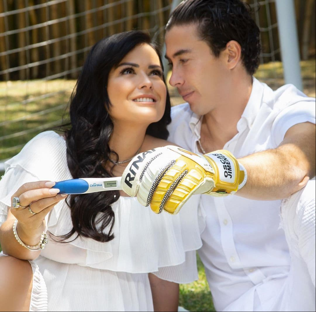El pasado 8 de abril, Mariana Echeverría anunció en su cuenta de Instagram que estaba embarazada junto a su esposo Óscar Jiménez Fabela, jugador del Club América.